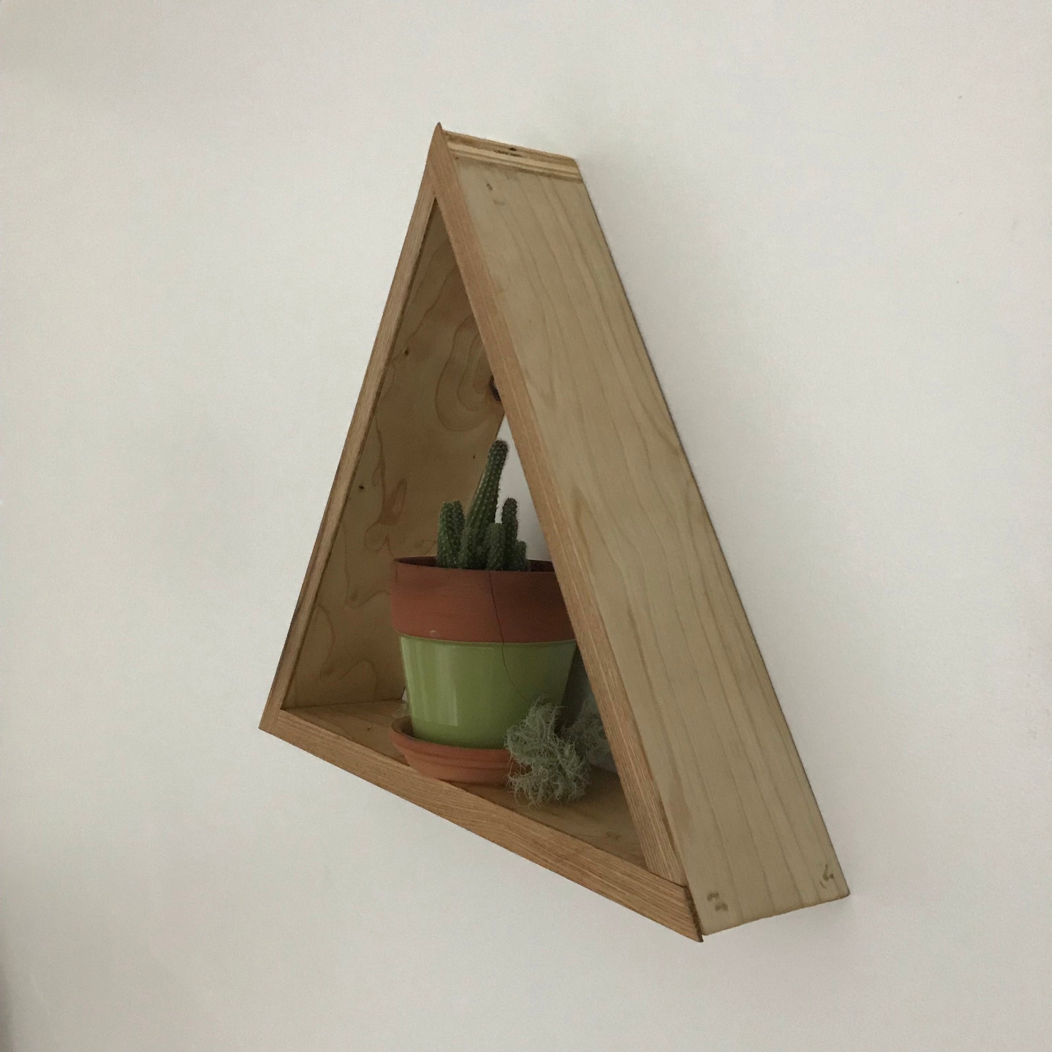 Triangle shadow box shelf